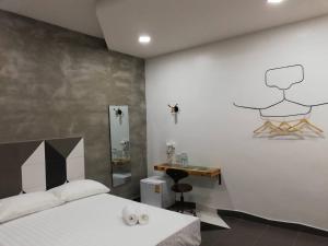 1 dormitorio con cama, lavabo y espejo en Hive en Bang Kapi