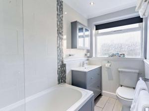 Kylpyhuone majoituspaikassa 1 Bed in Porthcawl 42314