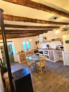 a kitchen and dining room with a table and chairs at Casa el Mirador de Moratalla in Moratalla
