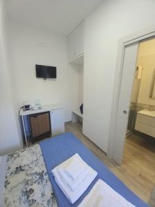 1 dormitorio con 1 cama con toallas en Parco dei Gerani en Formia