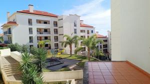 balcone con vista su un condominio di Refúgio Garajau Madeira a Caniço