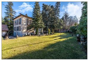 a house with a large yard in front of it at Finca Villa Ángeles in San Rafael