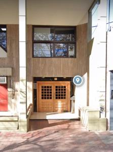 サン・ラファエルにあるSweet Stay San Rafaelの側面に木製のドアがある建物