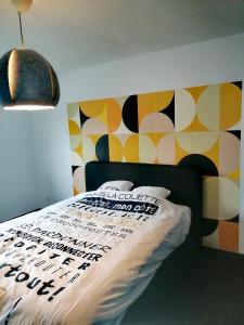sypialnia z łóżkiem ze wzorzystą ścianą w obiekcie La Citronnade w mieście Floreffe