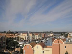a view of a city with buildings and a harbor at Appartement Gruissan, 1 pièce, 6 personnes - FR-1-229-65 in Gruissan
