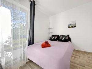 Schlafzimmer mit einem weißen Bett und einem Fenster in der Unterkunft Annecy Élégance in Meythet