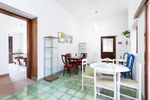 comedor con mesa y sillas en El Hostal del Cubo, en San Juan de la Rambla