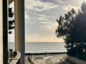 una finestra con vista sull'oceano di Appartement La Guérinière, 2 pièces, 2 personnes - FR-1-224B-171 a La Guérinière