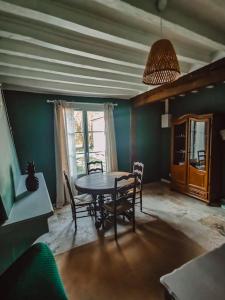 a dining room with a table and chairs at Le val en chêne in Choisy-au-Bac