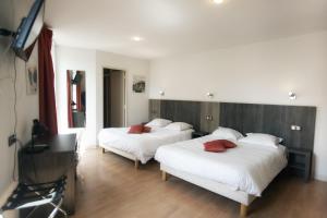 Katil atau katil-katil dalam bilik di Le Victor Hugo - Hôtel et Restaurant - Logis Hôtels