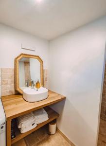 a bathroom with a sink and a mirror at Le val en chêne in Choisy-au-Bac
