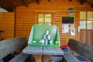 a room with two benches in a wooden cabin at Camping Bockenauer Schweiz in Bockenau