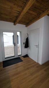 une chambre vide avec une porte et une fenêtre dans l'établissement Remise Brasch - Zwischen Bahnhof und Elbe, à Wittenberge