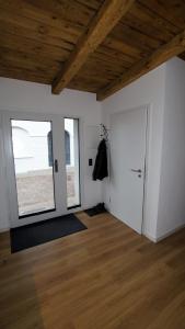 Habitación vacía con puerta y ventana en Remise Brasch - Zwischen Bahnhof und Elbe en Wittenberge