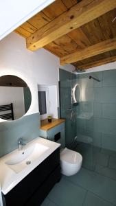 La salle de bains est pourvue d'un lavabo, d'une douche et de toilettes. dans l'établissement Remise Brasch - Zwischen Bahnhof und Elbe, à Wittenberge