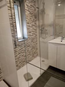 Ένα μπάνιο στο Miramar on Beach View Villa +57 φωτογραφίες