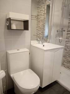 Ένα μπάνιο στο Miramar on Beach View Villa