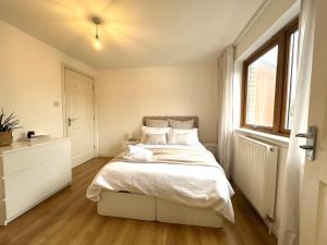 Katil atau katil-katil dalam bilik di Private room with en-suite and parking in shared flat