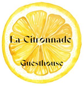 pomarańczowy cięty na pół słowami la clermontswick w obiekcie La Citronnade w mieście Floreffe