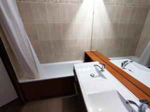 Kúpeľňa v ubytovaní Appartement 3 chambres au pied des pistes avec garage et Wi-Fi - FR-1-292-186 + 5 fotografií