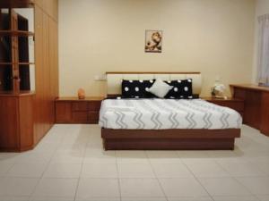 a bedroom with a large bed in a room at Ipoh Sunway 20Pax 5 mins Lost World Holiday Home by City Home Empire in Tambun