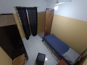 a small room with a blue bed in it at Vila Olímpia - Econômica in Sao Paulo
