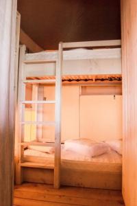 ハルデルウェイクにあるCottage de Luxeの二段ベッド2組が備わる客室です。