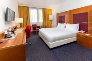 A television and/or entertainment centre at Crowne Plaza Venice East by IHG