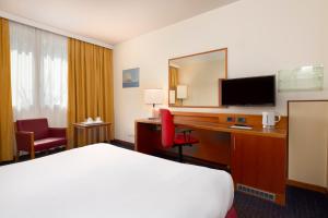 A television and/or entertainment centre at Crowne Plaza Venice East by IHG