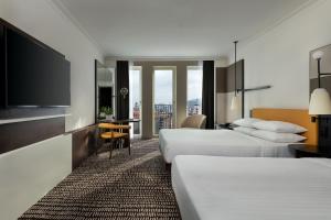 Un ou plusieurs lits dans un hébergement de l'établissement Berlin Marriott Hotel
