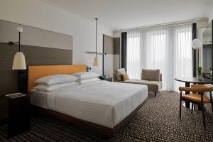 Un ou plusieurs lits dans un hébergement de l'établissement Berlin Marriott Hotel