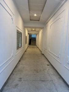 an empty hallway of a building with a hallway at Islamabad lodges apartment suite in Islamabad