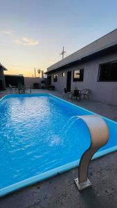 a swimming pool with a dolphin in the water at Casa com piscina in Bonito