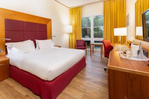 A bed or beds in a room at Crowne Plaza Venice East by IHG