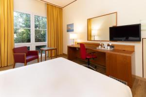 A television and/or entertainment centre at Crowne Plaza Venice East by IHG