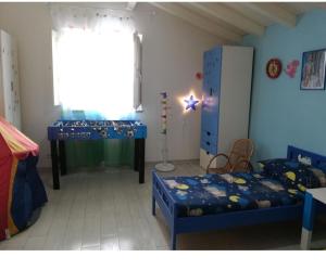 um quarto com 2 camas, uma mesa e uma janela em Etna Sicily vulcano house em Fleri