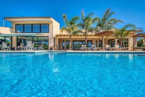 Der Swimmingpool an oder in der Nähe von Villa Ca Na Marga