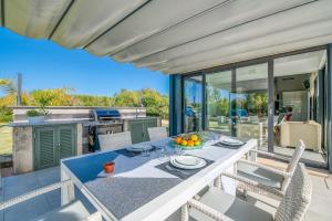 Ein Balkon oder eine Terrasse in der Unterkunft Villa Ca Na Marga