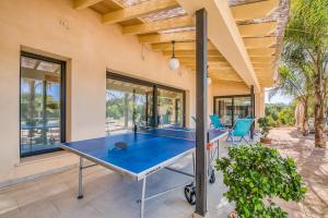 eine Tischtennisplatte auf der Terrasse eines Hauses in der Unterkunft Villa Ca Na Marga in Muro