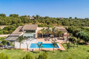 eine Luftaufnahme eines Hauses mit Swimmingpool in der Unterkunft Villa Ca Na Marga in Muro