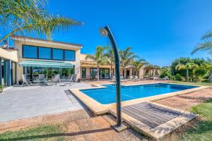 Der Swimmingpool an oder in der Nähe von Villa Ca Na Marga