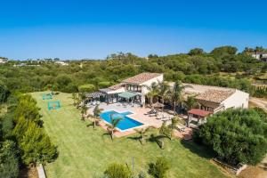 Der Swimmingpool an oder in der Nähe von Villa Ca Na Marga