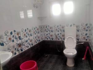 La salle de bains est pourvue de toilettes et d'un lavabo. dans l'établissement Coorg family two bedroom stay, à Madikeri