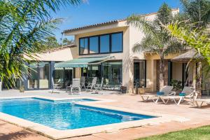 Der Swimmingpool an oder in der Nähe von Villa Ca Na Marga