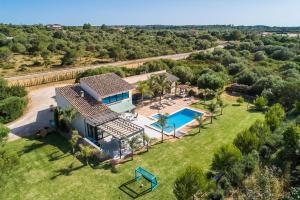 Der Swimmingpool an oder in der Nähe von Villa Ca Na Marga