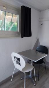 een nieuwjaarsbord op een tafel en twee stoelen bij studio 66 in Caumont-sur-Durance