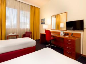 A television and/or entertainment centre at Crowne Plaza Venice East by IHG