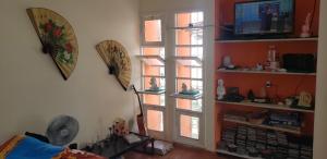 納塔爾的住宿－Angel Studio - day use da beleza e saúde - Spa，一间房间,在门边设有螺旋楼梯