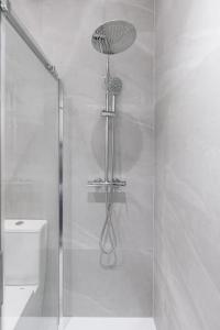 bagno con doccia e servizi igienici. di New Luxury flat next to Gran Vía a Madrid
