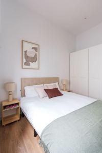 sypialnia z 2 łóżkami pojedynczymi i szafką nocną w obiekcie New Luxury flat next to Gran Vía w Madrycie